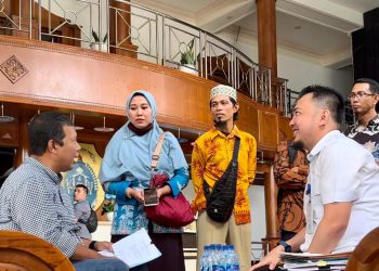 Romi Hariyanto saat mendengarkan langsung aspirasi sejumlah guru honorer di Kantor Bupati di Muarasabak/ (Foto:  Willy)