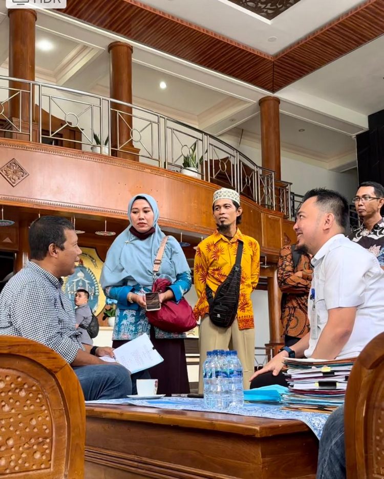 Romi Hariyanto saat mendengarkan langsung aspirasi sejumlah guru honorer di Kantor Bupati di Muarasabak/ (Foto:  Willy)