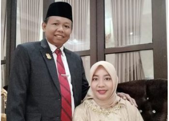 Akmaludin beserta istri/ Foto : bgakmal.com