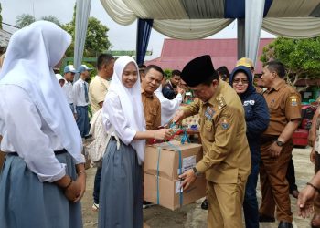 Al Haris Serahkan Bantuan Pendidikan Program Dumisake di Merangin/ Foto: riky