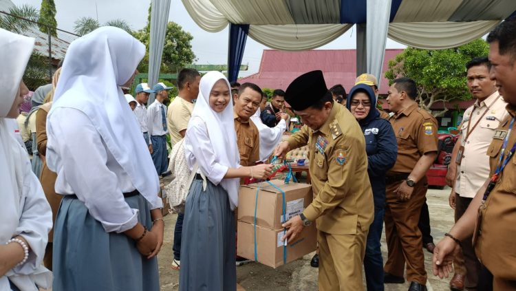 Al Haris Serahkan Bantuan Pendidikan Program Dumisake di Merangin/ Foto: riky