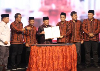 Al Haris Serahkan Hibah Tanah dan Bangunan Kantor KPU Provinsi Jambi/ (foto: Dedi, Kominfo)
