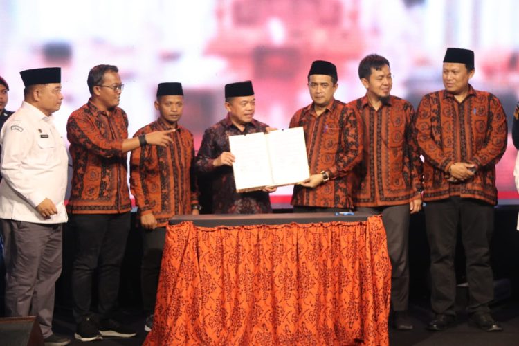 Al Haris Serahkan Hibah Tanah dan Bangunan Kantor KPU Provinsi Jambi/ (foto: Dedi, Kominfo)