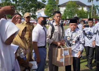 Al Haris Pimpin Upacara HUT PGRI; Serhakan Bantuan DUMISAKE Pendidikan Untuk SMA/SMA/SLB Kota Jambi/ (Foto: Novriasnsyah)