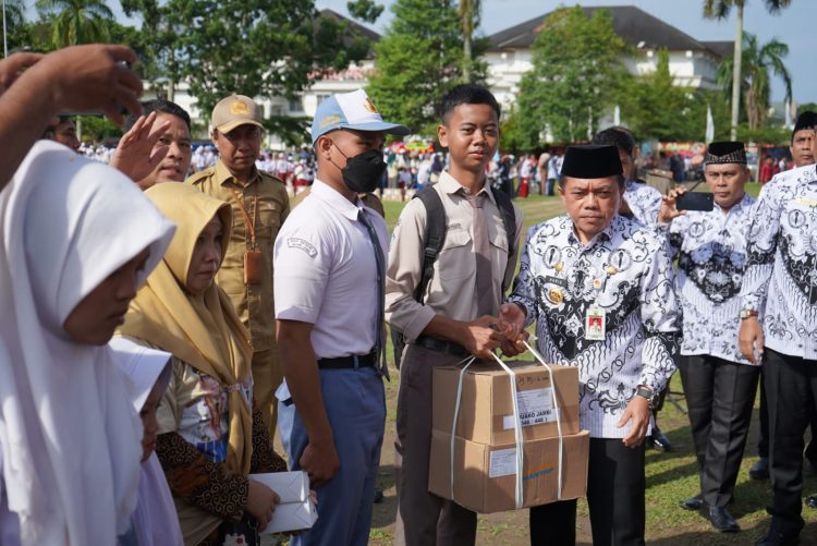 Al Haris Pimpin Upacara HUT PGRI; Serhakan Bantuan DUMISAKE Pendidikan Untuk SMA/SMA/SLB Kota Jambi/ (Foto: Novriasnsyah)