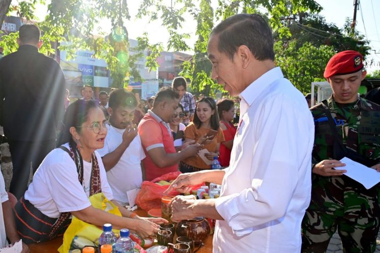 Presdien Jokowi saat mengunjungi Pasar Oebobo/ (Foto: Muchlis Jr - Biro Pers Sekretariat Presiden)