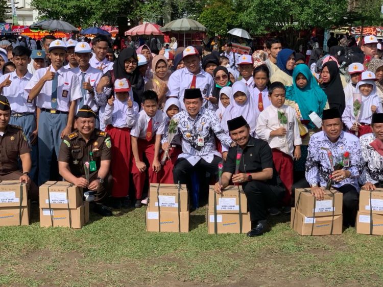 Edi Purwanto di HUT PGRI: Anomali kita tetapkan UMP Rp 3 juta lebih, tapi guru rata-rata Rp1,5 Juta/ (Foto: Hadian)