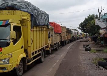 Kemamcetan di ruas jalan nasional di Jambi akibat Truk Angkutan Batubara 2023 lalu/ (Foto: Porwebindo)