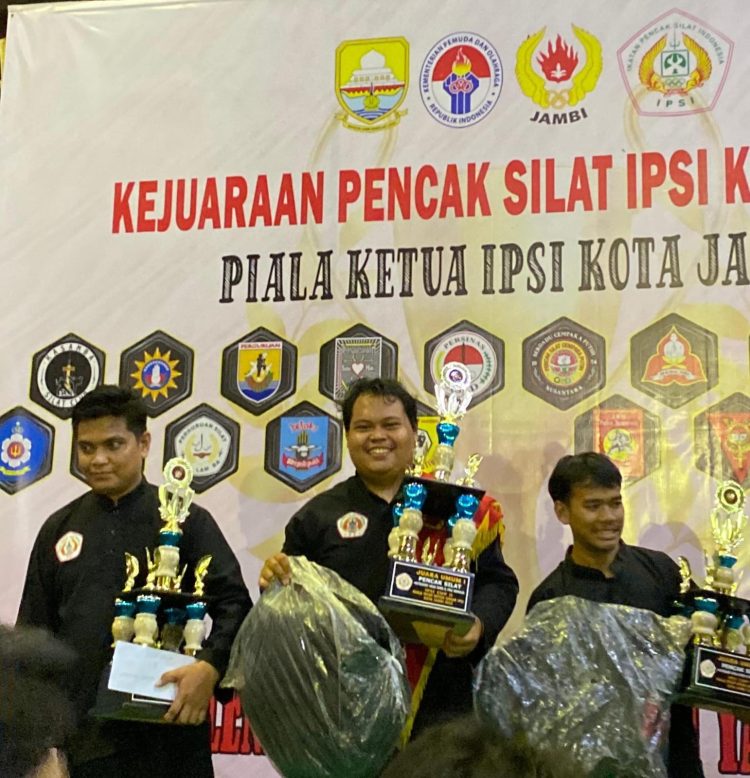 Para peraih juara pada Kejuaraan Pencak Silat IPSI Kota Jambi. Foto: Alan/Ampar