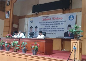 Wakil Gubernur Jambi Abdullah Sani (Kanan) saat membuka acara sosialisasi E Kinerja/ (Foto: Qodri)