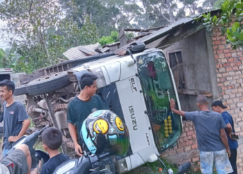 Naas, Truk Batubara Terguling Menimpa Rumah Warga dan Satu Unit Kendaraan Roda Dua/ (foto: Ootoy)