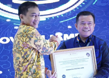 Al Haris Terima Penghargaan dari Ombudsman; Predikat Kepatuhan Tinggi, Jambi Masuk 10 Besar Nasional/ (Foto: riky)