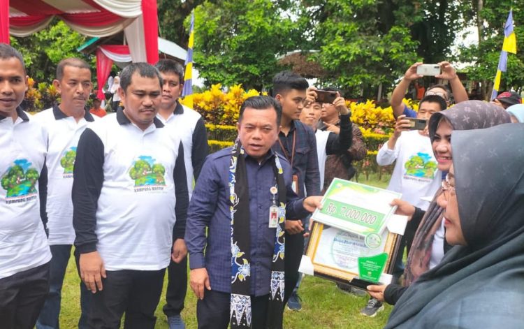 Al Haris saat menyerahkan hadiah lomba pemenang kampung Mantap LH 2023/ Foto: Melly/Ampar