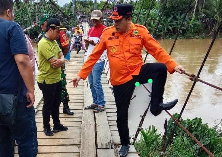 Mukti Tinjau Infrastruktur Rusak Akibat Hujan/ (Foto: Teguh)