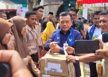 al Haris saar menyalurkan bantuan pendidikan ke sekolah belum lama ini/ (Foto: Alan)
