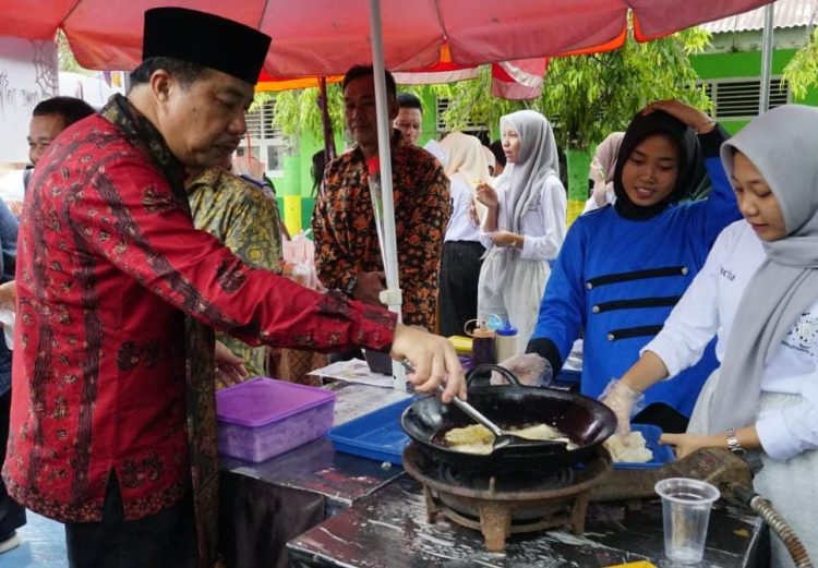 Mukti Rayakan HUT PGRI Bersama Pelajar SMA N 1 Merangin/ Foto: Teguh/Kominfo