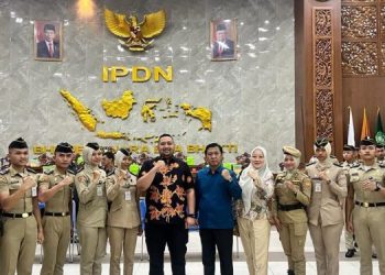 Pinto Jaya Negara berpoto bersama Praja Asal Sarko di IPDN, Senin, (4/12/2023) (Foto:  Hadian)