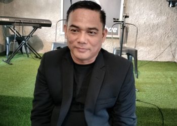 Abdul Rahim Komisioner KPU Kota Jambi,  saat di wawancarai usai kegitatan Coffee Morning bersama Media di Zoo Cafe, Minggu (17/12/23) /( Foto: Juanda/Ampar)