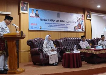 Pj Bupati Merangin H Mukti, saat membuka rakor aksi intervensi Stunting 2023 dan review kinerja tahunan di Aula Bappeda Merangin, Selasa (19/12)./ (Foto: Teguh, Kominfo)