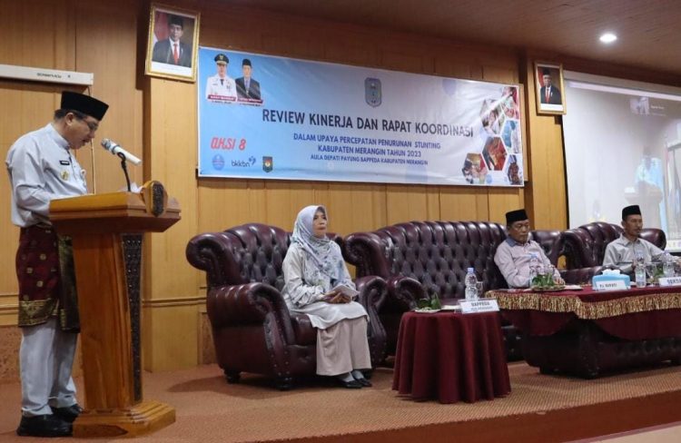 Pj Bupati Merangin H Mukti, saat membuka rakor aksi intervensi Stunting 2023 dan review kinerja tahunan di Aula Bappeda Merangin, Selasa (19/12)./ (Foto: Teguh, Kominfo)