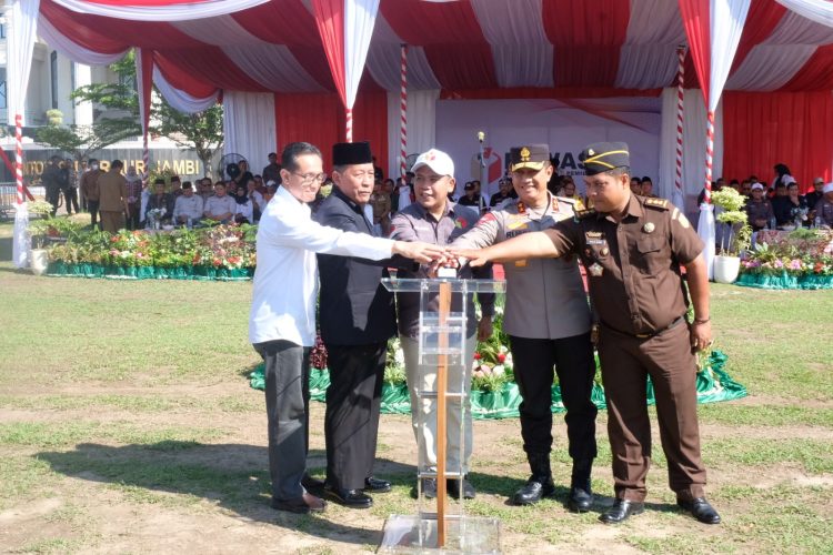 Kapolda Jambi Ikuti Apel Siaga Pengawasan Pemilu Serentak 2024/ (Foto: Lilik/Humas Polda)