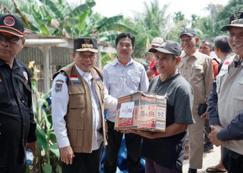 Serahkan Bantuan Korban Banjir Mandiangin, Gubernur Al Haris Ingatkan Warga Tetap Waspada/ (Foto: NDa / Ampar)