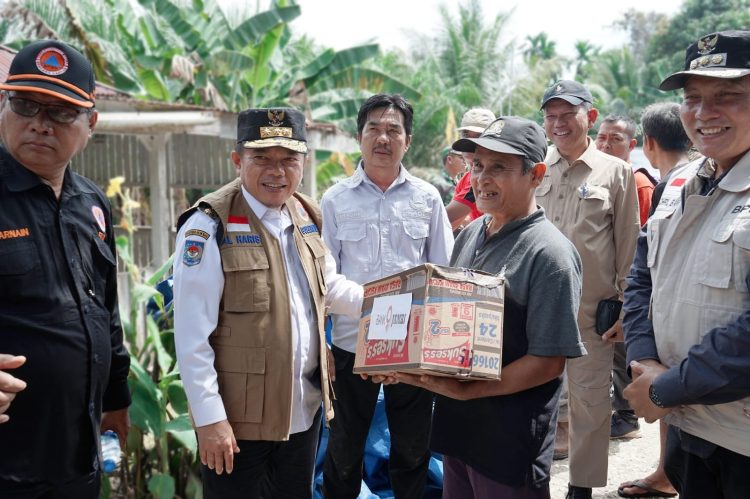 Serahkan Bantuan Korban Banjir Mandiangin, Gubernur Al Haris Ingatkan Warga Tetap Waspada/ (Foto: NDa / Ampar)