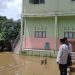 Puluhan Santri Pesantren Madrasah Nurul Iman, Kelurahan Ulu Gedong, Kecamatan Danau Teluk, Kota Jambi dipulangkan ke rumah setelah asrama mereka terkena banjir besar besar/ (Foto: SFN/Ampar)