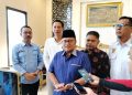 Maulana Serahkan Bantuan Oksigen Gratis/ (Foto: Ninig)