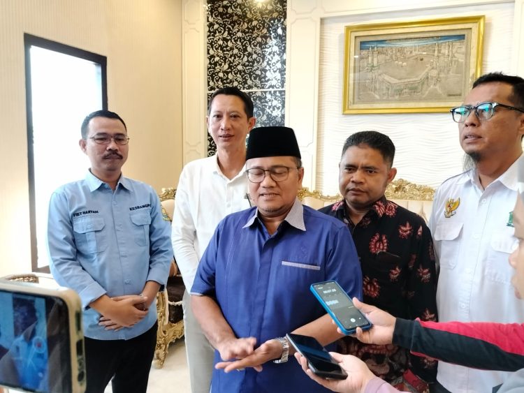 Maulana Serahkan Bantuan Oksigen Gratis/ (Foto: Ninig)