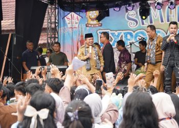 Gubernur Jambi  Al Haris saat menghadiri Peringatan Hari Ulang Tahun (HUT) Ke-27 dan Pentas Seni (PENSI) SMA Negeri 11 Kota Jambi/ (Foto: aln/Ampar)