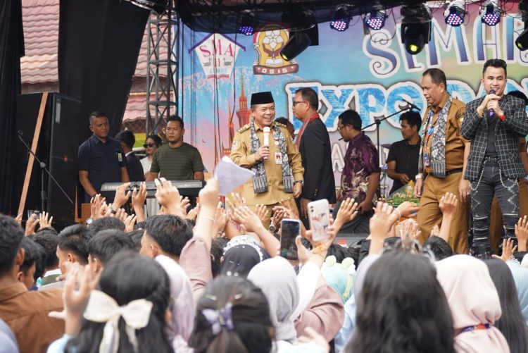 Gubernur Jambi  Al Haris saat menghadiri Peringatan Hari Ulang Tahun (HUT) Ke-27 dan Pentas Seni (PENSI) SMA Negeri 11 Kota Jambi/ (Foto: aln/Ampar)