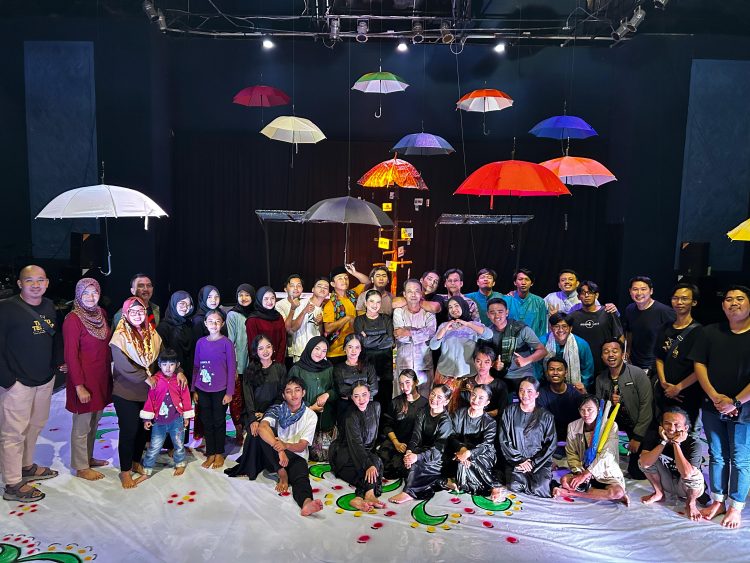 Lewat Karya "Payung Terakhir" Teater Tonggak Berikan Pesan Menohok Bagi Manusia/ (Foto: Hendri)