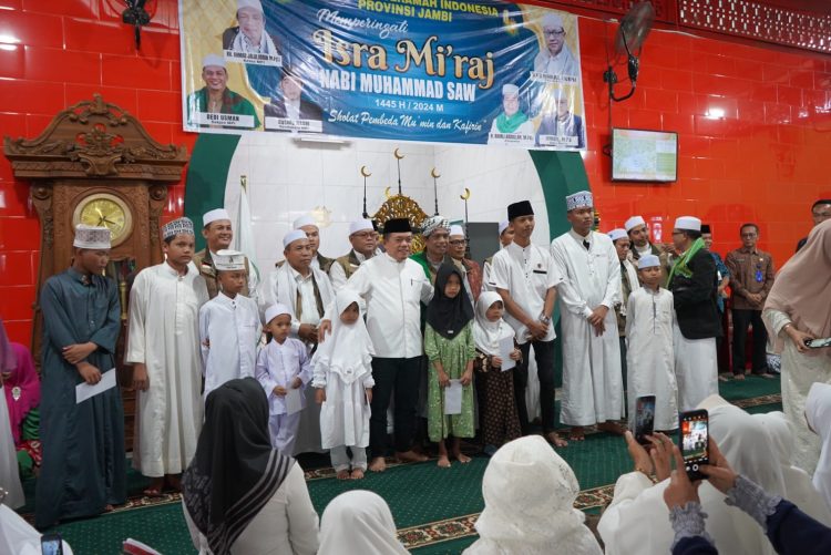 Al Haris Beri Bantuan Kepada Anak Yatim dan Kaum Dhuafa/ ( Foto: Alan/Ampar)