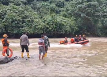 Tim gabungan Basarnas dan TNI/POLRI berupaya melakukan pencarian korban hanyut di Sungai Batang Merangin, Minggu (14/1). Foto: Dokumentasi Basarnas