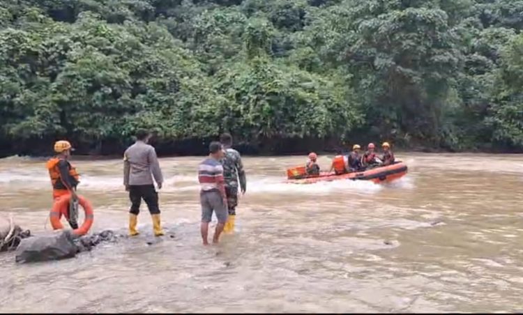 Tim gabungan Basarnas dan TNI/POLRI berupaya melakukan pencarian korban hanyut di Sungai Batang Merangin, Minggu (14/1). Foto: Dokumentasi Basarnas