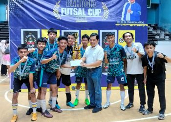 Direktur RPM Tutup Turnamen Bahagia Futsal Cup Piala Maulana/ (foto: Nining)