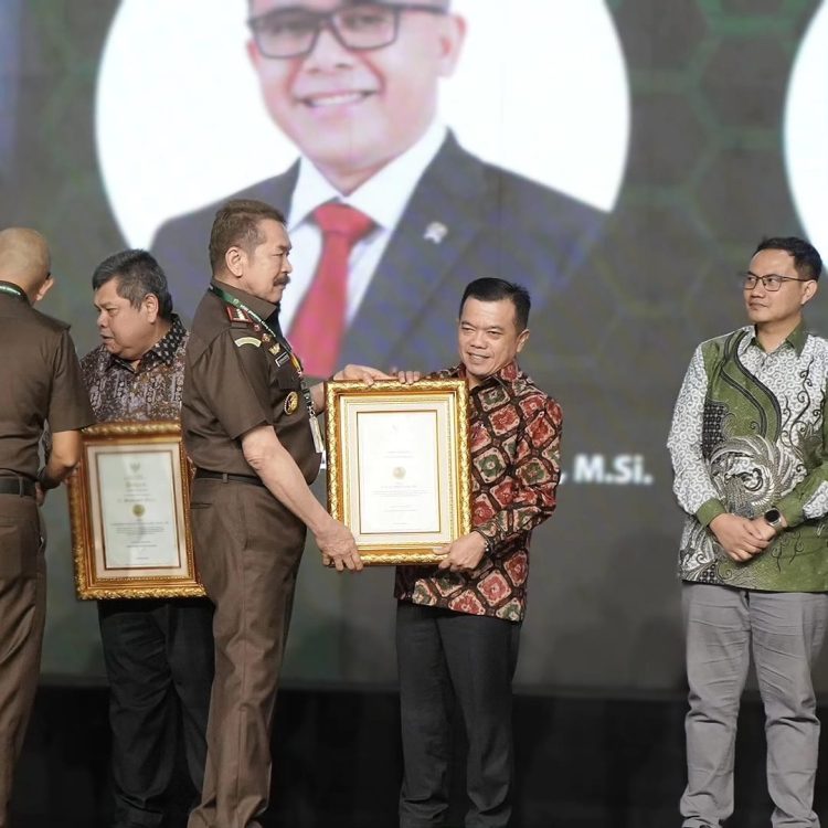 Al Haris Terima Penghargaan R Soeprapto Award Tahun 2024 dari Kejagung RI/ (Foto: Nda/ampar)