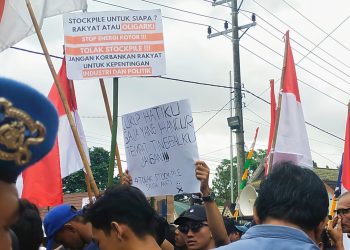 Saat Perayaan HUT Jambi, Warga Aksi Geruduk Gedung DPRD Tolak Stockpile Batu Bara/ ( Foto: Melli/ Ampar)