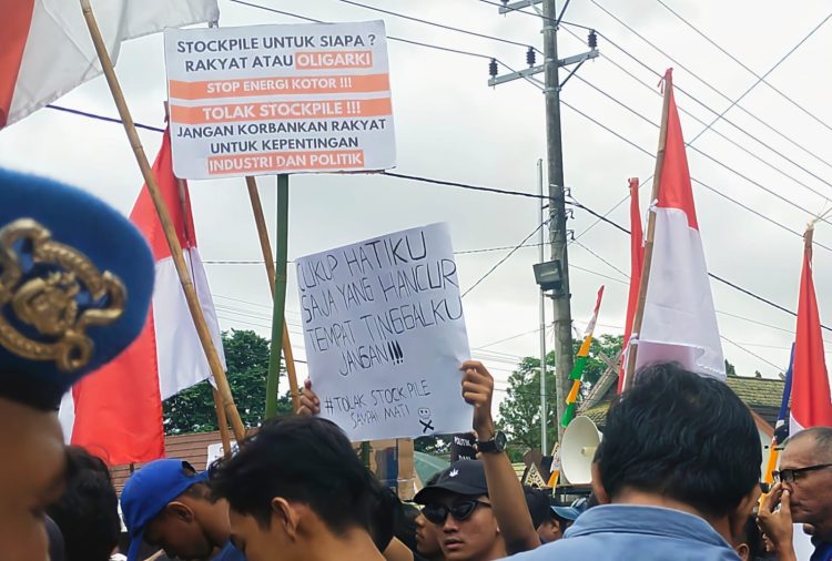 Saat Perayaan HUT Jambi, Warga Aksi Geruduk Gedung DPRD Tolak Stockpile Batu Bara/ ( Foto: Melli/ Ampar)