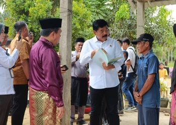 Al Haris dampingi mentari ATR serahkan sertifikat tanah di Muaro Jambi/ foto: Riky