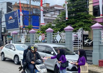 Turun ke Jalan, Mahasiswa di Jambi Sebarkan Poster Edukasi Menolak Politik Dinasti / ( Foto: Fdil)