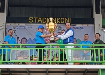 Pj Bupati Merangin MK Mukti menyerahkan piala bergilir Gubernur Cup kepada Gubernur Jambi Al Haris/ (Foto: Riky)