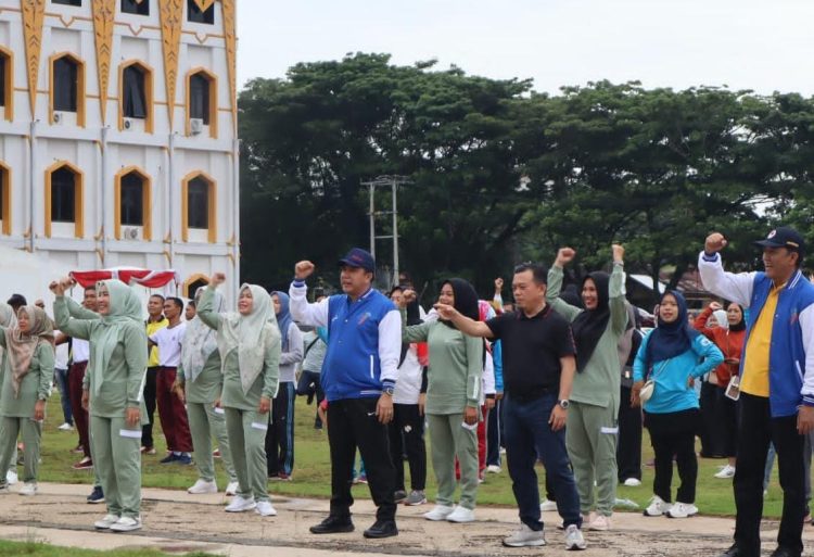 Al Haris Ikuti Senam Sehat bersama Ratusan ASN, TNI/Polri Merangin/ (Foto: Riky)