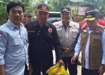 Bachril Dampingi Al Haris Serahkan Bantuan CRS Bank Jambi untuk Korban Banjir Sarolangun / (Foto: fdn/ampar)