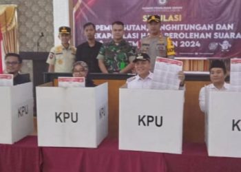 Simulasi, Pj Bupati Bachril Ikut Nyoblos Surat Suara/ (Foto: fdn/ampar)