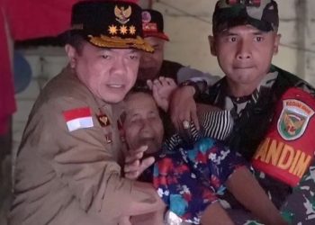 Penampakan Al Haris Gendong Lansia Evakuasi Korban Banjir di Tebo/ (foto: Riky)