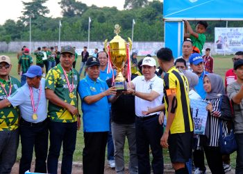 Tutup Gubernur Cup, Abdullah Sani Serahakan Tropi Juara ke Merangin FC/ (Foto: Nda/Ampar)