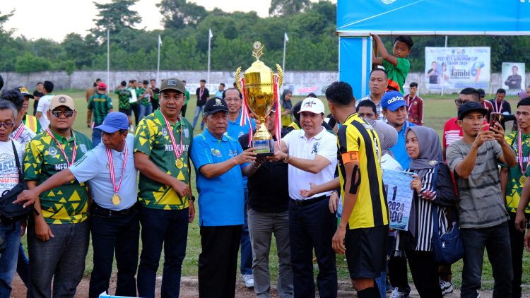 Tutup Gubernur Cup, Abdullah Sani Serahakan Tropi Juara ke Merangin FC/ (Foto: Nda/Ampar)
