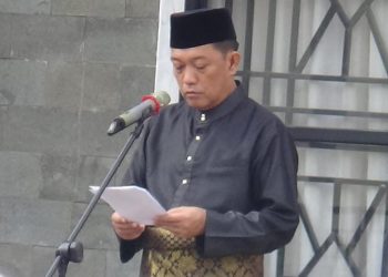 Sekda Fajarman saat membacakan sambutan Menteri Agama RI Yaqul Cholil Qoumas, pada Apel peringatan Hari Amal Bakti (HAB) ke-78 Kementerian Agama, Rabu (03/1)/ (Foto: Teguh)